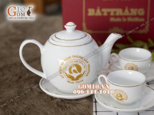 Bộ ấm chén dáng quả đào men trắng kẻ chỉ vàng - in logo