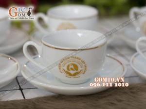 Bộ ấm chén dáng quả đào men trắng kẻ chỉ vàng - in logo