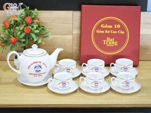 Bộ ấm chén dáng quả đào men trắng kẻ chỉ vàng - in logo