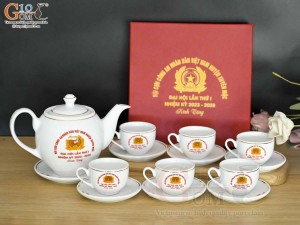 Bộ ấm chén dáng quả đào men trắng kẻ chỉ vàng - in logo