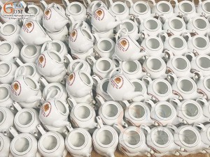 Bộ ấm chén dáng quả đào men trắng kẻ chỉ vàng - in logo