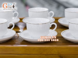 Bộ ấm chén dáng quả đào men trắng, kẻ chỉ vàng kim 700ml