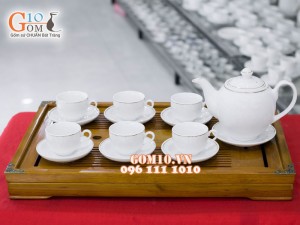 Bộ ấm chén dáng quả đào men trắng, kẻ chỉ vàng kim 700ml