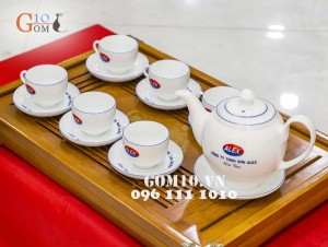 Bộ ấm chén dáng quả đào men trắng kẻ chỉ xanh - in logo