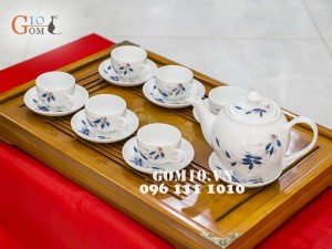 Bộ ấm chén dáng quả đào men trắng vẽ tre