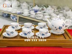 Bộ ấm chén dáng quả đào men trắng vẽ tre
