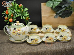 Bộ ấm chén dáng quả đào men vuốt vẽ hoa mai vàng, dung tích 500ml