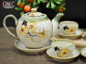Bộ ấm chén dáng quả đào men vuốt vẽ hoa mai vàng, dung tích 500ml