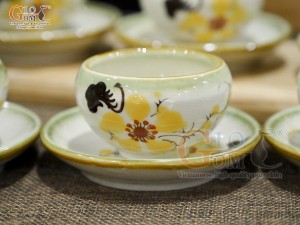 Bộ ấm chén dáng quả đào men vuốt vẽ hoa mai vàng, dung tích 500ml