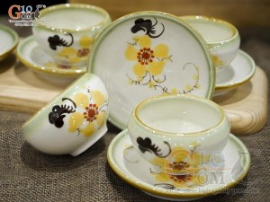 Bộ ấm chén dáng quả đào men vuốt vẽ hoa mai vàng, dung tích 500ml