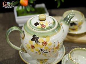 Bộ ấm chén dáng quả đào men vuốt vẽ hoa mai vàng, dung tích 500ml
