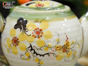 Bộ ấm chén dáng quả đào men vuốt vẽ hoa mai vàng, dung tích 500ml