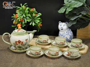 Bộ ấm chén dáng quả đào men vuốt, vẽ Sen, chén không quai 500ml