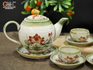 Bộ ấm chén dáng quả đào men vuốt, vẽ Sen, chén không quai 500ml