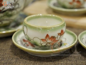 Bộ ấm chén dáng quả đào men vuốt, vẽ Sen, chén không quai 500ml