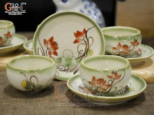 Bộ ấm chén dáng quả đào men vuốt, vẽ Sen, chén không quai 500ml