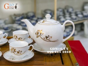 Bộ ấm chén dáng quả đào vẽ sen vàng kim