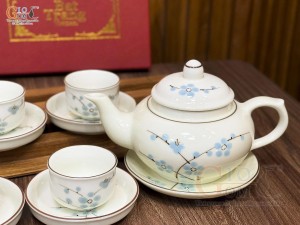 Bộ ấm chén dáng quả hồng dẹt men kem vẽ hoa đào xanh, 350ml