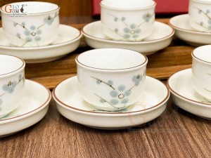 Bộ ấm chén dáng quả hồng dẹt men kem vẽ hoa đào xanh, 350ml