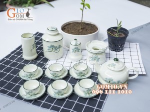 Bộ ấm chén dáng quả hồng dẹt men kem vẽ sen xanh, đầy đủ phụ kiện 350ml