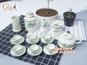 Bộ ấm chén dáng quả hồng dẹt men kem vẽ sen xanh, đầy đủ phụ kiện 350ml