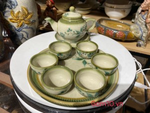 Bộ ấm chén dáng quả hồng khay tròn men vuốt vẽ tre xanh, 300ml