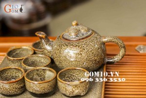 Bộ ấm chén dáng quả hồng men gấm vàng, khay vuông