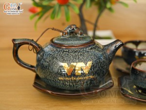 Bộ ấm chén dáng quả hồng men hỏa biến chén lòng hoa in logo VTV, 350ml