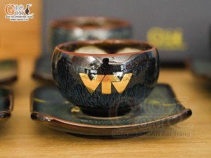 Bộ ấm chén dáng quả hồng men hỏa biến chén lòng hoa in logo VTV, 350ml