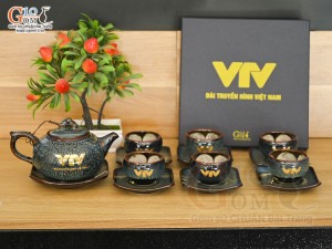 Bộ ấm chén dáng quả hồng men hỏa biến chén lòng hoa in logo VTV, 350ml