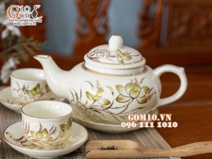 Bộ ấm chén dáng quả hồng men kem họa tiết hoa sen vẽ Vàng, 450ml