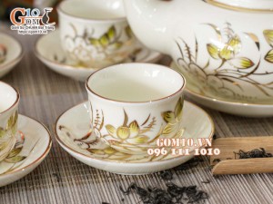 Bộ ấm chén dáng quả hồng men kem họa tiết hoa sen vẽ Vàng, 450ml