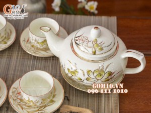 Bộ ấm chén dáng quả hồng men kem họa tiết hoa sen vẽ Vàng, 450ml