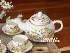 Bộ ấm chén dáng quả hồng men kem họa tiết hoa sen vẽ Vàng, 450ml