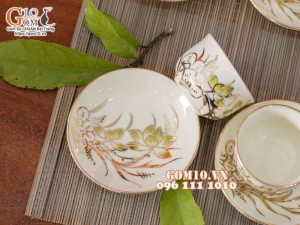 Bộ ấm chén dáng quả hồng men kem họa tiết hoa sen vẽ Vàng, 450ml
