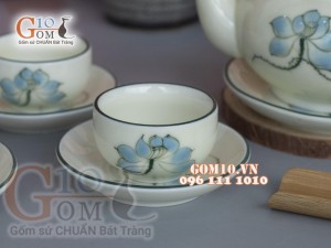 Bộ ấm chén dáng quả hồng men kem vẽ Sen xanh, 350ml