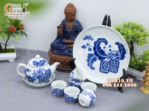 Bộ ấm chén dáng quả hồng men lam cổ vẽ Mai Thọ khay tròn, 280ml