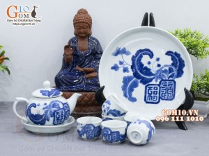 Bộ ấm chén dáng quả hồng men lam cổ vẽ Mai Thọ khay tròn, 280ml