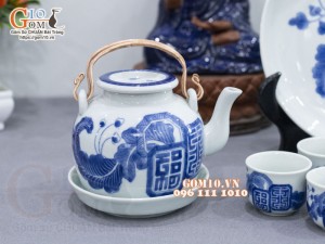 Bộ ấm chén dáng quả hồng men lam cổ vẽ Mai Thọ khay tròn, 280ml