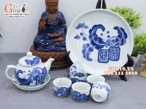 Bộ ấm chén dáng quả hồng men lam cổ vẽ Mai Thọ khay tròn, 280ml