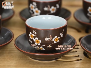 Bộ ấm chén dáng quả hồng men nâu chỉ đỏ khắc hoa mai trắng, 350ml
