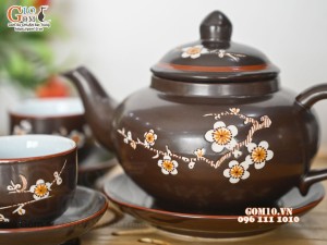 Bộ ấm chén dáng quả hồng men nâu chỉ đỏ khắc hoa mai trắng, 350ml