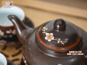 Bộ ấm chén dáng quả hồng men nâu chỉ đỏ khắc hoa mai trắng, 350ml