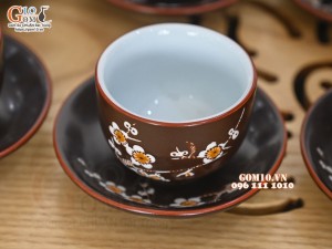 Bộ ấm chén dáng quả hồng men nâu chỉ đỏ khắc hoa mai trắng, 350ml