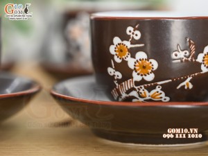 Bộ ấm chén dáng quả hồng men nâu chỉ đỏ khắc hoa mai trắng, 350ml