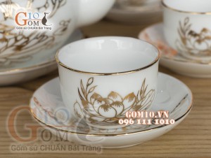Bộ ấm chén dáng quả hồng men trắng họa tiết hoa Sen vẽ Vàng, 500ml