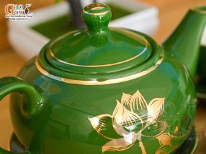 Bộ ấm chén dáng quả hồng men xanh hoa sen vẽ vàng kim, 350ml