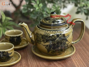 Bộ ấm chén dáng quai vuông men cổ vẽ chùm nho màu vàng rêu, 350ml