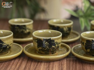 Bộ ấm chén dáng quai vuông men cổ vẽ chùm nho màu vàng rêu, 350ml