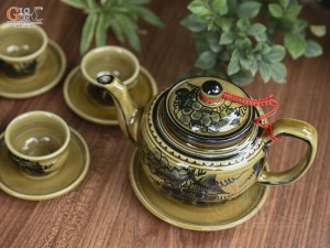 Bộ ấm chén dáng quai vuông men cổ vẽ chùm nho màu vàng rêu, 350ml